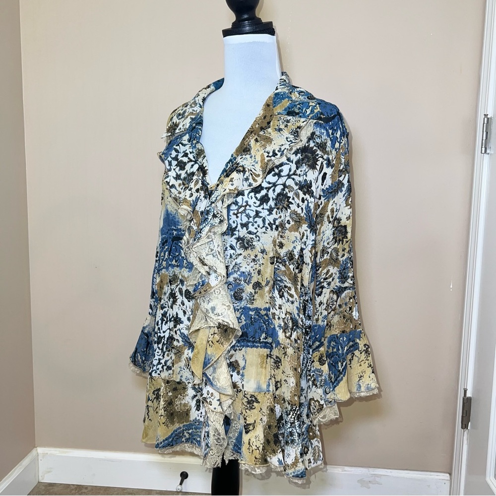 Dressbarn Woman Plus Size Lace Trim Dressy Frilly Feminine Shirt. Size 1X